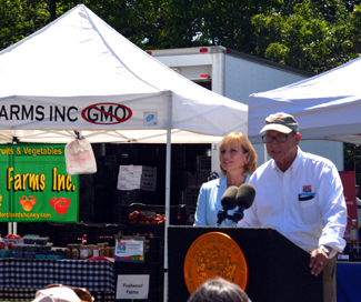Photo of Secretary Fisher and Acting Governor Kim Guadagno at the Rugers Gardens Farmers Market