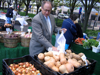 Photo of Secretary Fisher shopping at the market