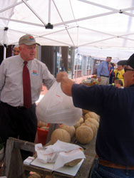 Photo of Secretary Kuperus at the Salem Farmers Market