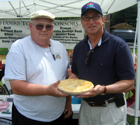 Photo of Paul Langley and Secretary Fisher at the Woodstown Farmers Market