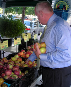 Photo of Secretary Kuperus shopping for apples at Newport Pavonia market