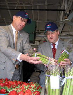 Photo of Secretary Fisher and Jeff Zeiger looking at asparagus