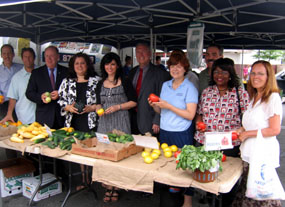 Photo of group at Elizabeth Farmers Market.