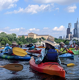Paddlers head into Boathouse Row onthe final day of the Schuylkill RiverSojourn. Photo by Pat J.
