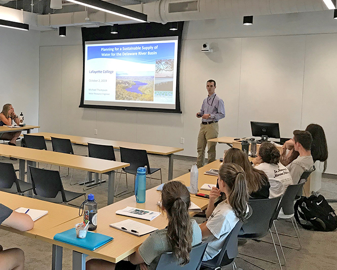 DRBC Water Resource Engineer Mike Thompson presents to Lafayette College students. Photo by DRBC.