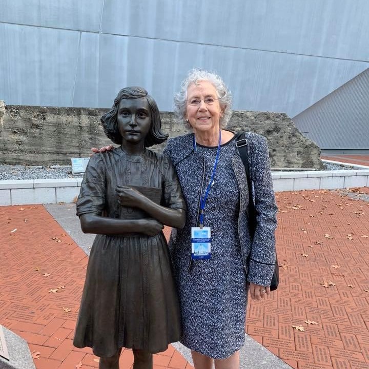 Photo of Maud Dahme with statue of Anne Frank