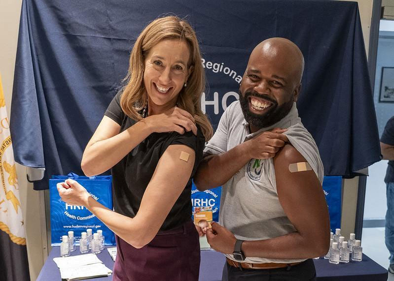 La gobernadora Mikie Sherrill y el comisionado de Salud, el Dr. Raynard Washington