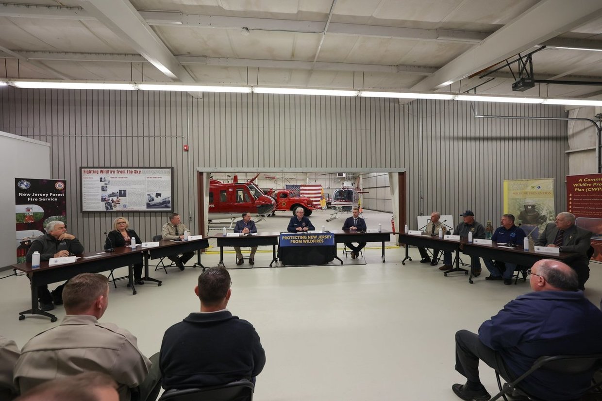 Photo: Roundtable Discussion with Governor Murphy