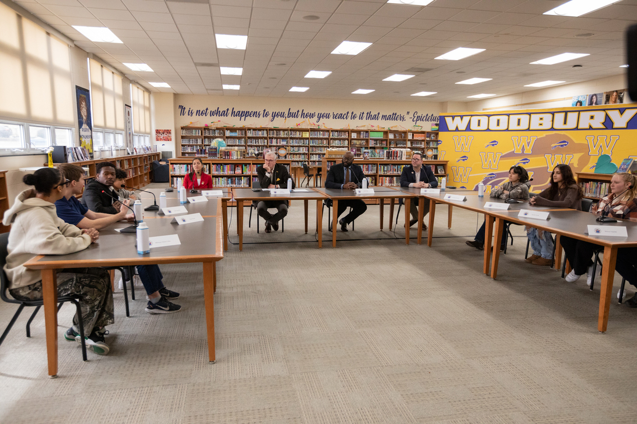 Photo: Roundtable Discussion with Governor Murphy in a classroom
