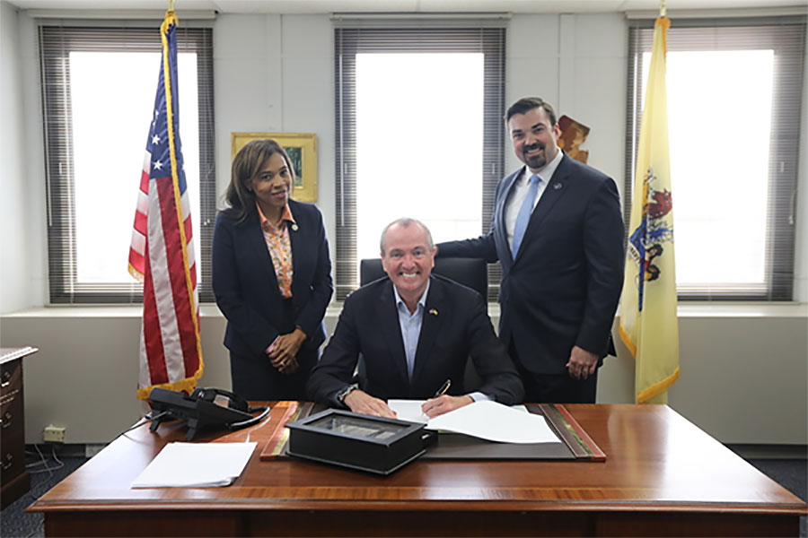 Photo of Governor Murphy Signing Executive Order 