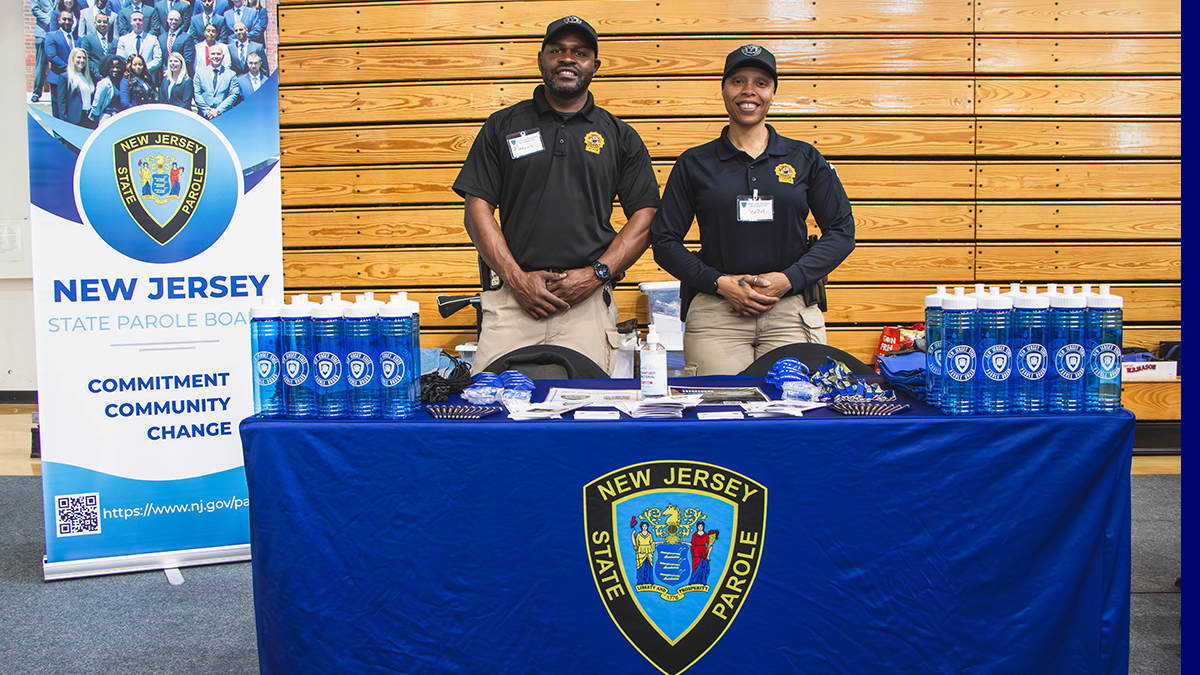 photo: two officers recruiting at a job fair