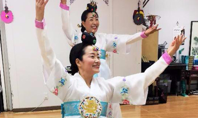 Korean dancers in traditional costume